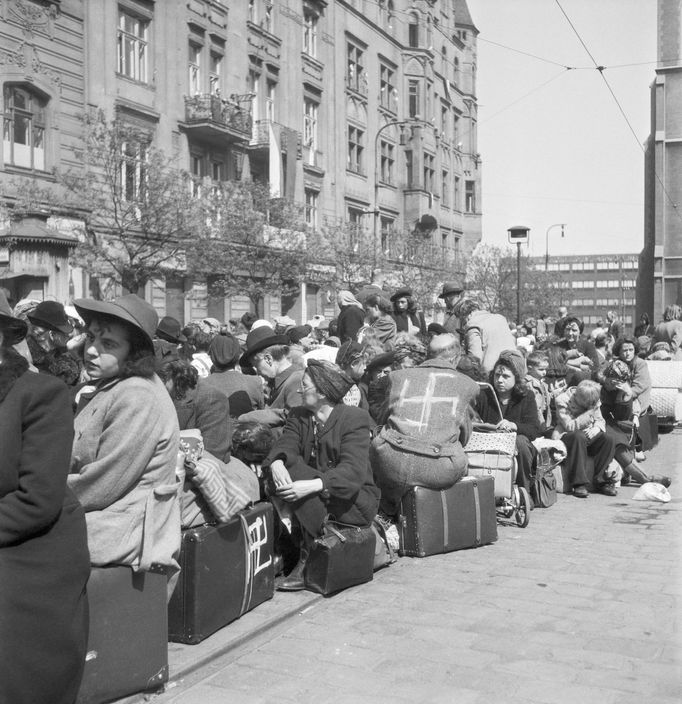 Němečtí občané se zavazadly čekají na Strossmayerově náměstí v Praze Holešovicíc na odjezd z Československa (květen 1945).