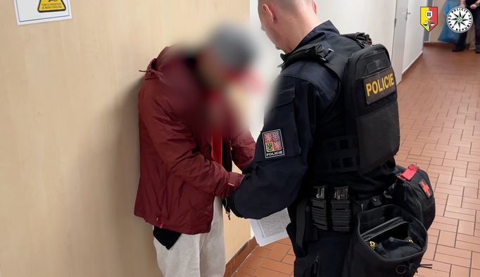 Policii se povedlo dopadnout dvojici žhářů, která v Praze zapálila nápojové automaty. Důvod? Zloději chtěli ukrást mince. Akce se jim ale nepodařila, automaty shořely.