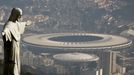 Socha Krista Spasitele. V pozadí legendární stadion Maracaná.