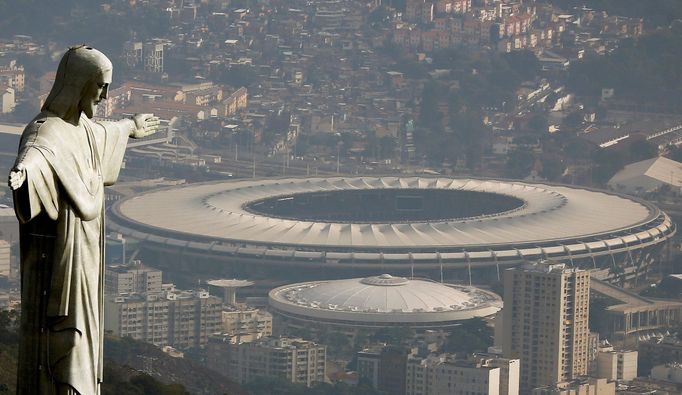 Socha Krista Spasitele. V pozadí legendární stadion Maracaná.