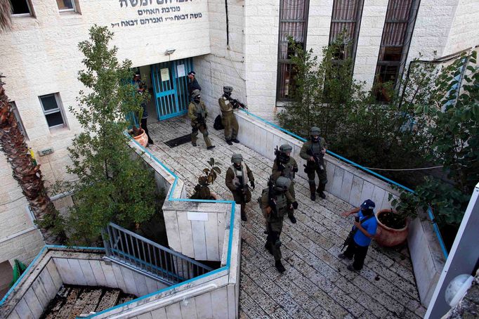 Izraelské bezpečnostní složky prohledávají komplex kolem synagogy.