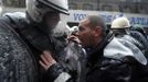 Arcelor Mittal workers from several Liege argue with riot policemen during a demonstration outside the Walloon Region parliament in Namur January 29, 2013. Arcelor Mittal, the world's largest steel producer, plans to shut a coke plant and six finishing lines at its site in Liege, Belgium, affecting 1,300 employees, the group said last week. REUTERS/Laurent Dubrule (BELGIUM - Tags: CIVIL UNREST BUSINESS EMPLOYMENT COMMODITIES) Published: Led. 29, 2013, 2:11 odp.