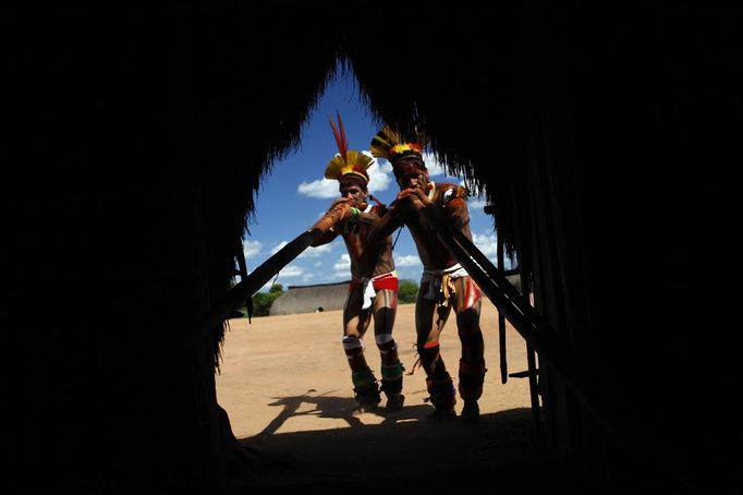 Yawalapiti men play the urua bamboo flute in the Xingu National Park, Mato Grosso State, May 7, 2012. In August the Yawalapiti tribe will hold the Quarup, which is a ritual held over several days to honour in death a person of great importance to them. This year the Quarup will be honouring two people - a Yawalapiti Indian who they consider a great leader, and Darcy Ribeiro, a well-known author, anthropologist and politician known for focusing on the relationship between native peoples and education in Brazil. Picture taken May 7, 2012. REUTERS/Ueslei Marcelino (BRAZIL - Tags: SOCIETY ENVIRONMENT TPX IMAGES OF THE DAY) ATTENTION EDITORS - PICTURE 07 28 FOR PACKAGE 'LIFE WITH YAWALAPITI TRIBE' Published: Kvě. 15, 2012, 5:09 odp.