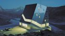 Nová chata Monte Rosa (noční pohled), Valentin Bearth, Andrea Deplazes, Daniel Ladner/ Bearth & Deplazes Architekten AG; ETH-ZURICH/ Studio Monte Rosa, Zermatt, 2009  V extrémních alpských podmínkách vypadá nová chata Monte Rosa jako kamenný krystal s velmi malým dopadem na životní prostředí díky využití průkopnických technologií, které pracují se zdroji efektivně a omezují spotřebu energie na absolutní minimum.