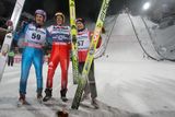 Trojice šťastných skokanů pod můstky na Ještědu: druhý Martin Schmitt (Německo, vlevo), vítěz Andreas Küttel (Švýcarsko, uprostřed) a třetí Anders Jakobsen (Norsko, vpravo).