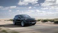 Cayenne podle slov automobilky vzhledově navazuje na sportovní ikonu 911, nám se ale při jeho představení zdálo, že se více podobá loni představené nové generaci Porsche Panamera. V závěru je jedno, kde je pravda. SUV, které mnozí kdysi při jeho uvedení první generace odmítali, vypadá opravdu dobře.