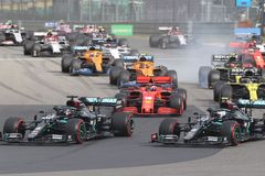 Ve Velké ceně Eifelu vládl Hamilton, druhý Verstappen na něj nestačil
