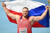 O první českou medaili se už v pátek postaral Tomáš Staněk, který ovládl soutěž koulařů.