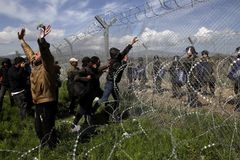 Evropou prochází 1200 kilometrů zdí a plotů. Běžence nezastavily, jen je donutily vydat se jinudy