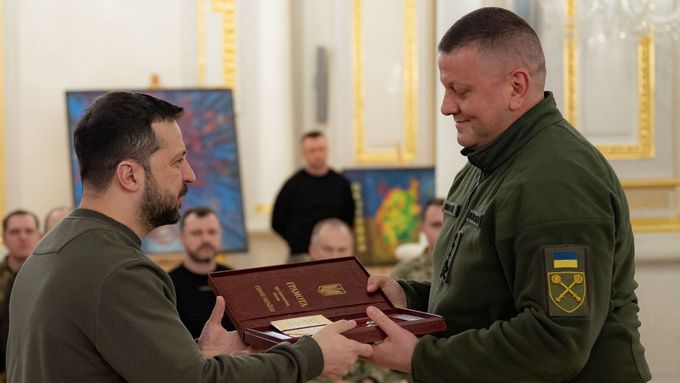 Unikl volební průzkum na Ukrajině, hlavními rivaly jsou Zelenskyj a Zalužnyj