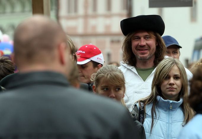 Jánošík čeká na policejní prohlídku, jestli do střeženého prostoru nevnáší zbraň.