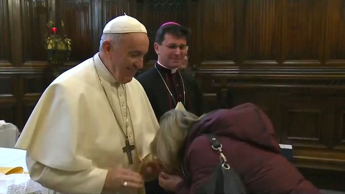 Papež František ucukává před políbením prstenu