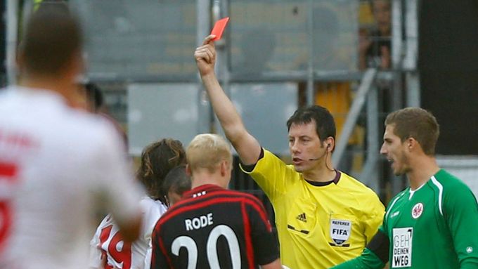 Petr Jiráček se musel v zápase s Frankfurtem po červené kartě poroučet do kabin.