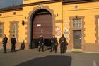 Muži se probourali autem do věznice Bory, chystali útěk
