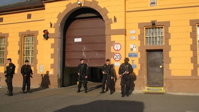 Před branou věznice stále hlídkují ozbrojení policisté.