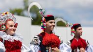 Podle etnografů může mít jízda králů původ v pohanské době, kdy mezi sebou chlapci soupeřili při vyhánění dobytka a nejlepší z nich se stal králem. Druhý možný původ tradice vidí v útěku uherského krále Matyáše Korvína před Jiřím z Poděbrad v 15. století. Aby se neprozradil svým vzhledem a mluvou, oblékl se podle legendy právě do ženského kroje a do úst si vložil růži.