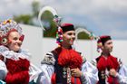 Podle etnografů může mít jízda králů původ v pohanské době, kdy mezi sebou chlapci soupeřili při vyhánění dobytka a nejlepší z nich se stal králem. Druhý možný původ tradice vidí v útěku uherského krále Matyáše Korvína před Jiřím z Poděbrad v 15. století. Aby se neprozradil svým vzhledem a mluvou, oblékl se podle legendy právě do ženského kroje a do úst si vložil růži.