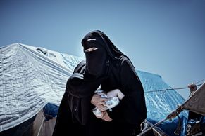 Foto: Ženy islamistů, jež nikdo nechce. A další problémy dneška očima fotografů