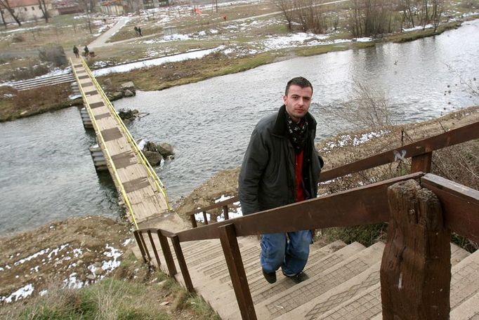 Mezi muslimskou a srbskou částí města dnes lidé chodí spíše po lávce tři sta metrů proti proudu od betonového mostu. Na jejím jižním konci stojí hlídka francouzských vojáků.