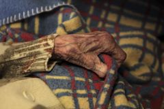 Týrání seniorů přibývá, denně se objeví nový případ