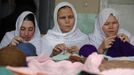 Blind Afghan students weave jackets at a blind school in Kabul September 4, 2012. The vocational blind school, which is the only blind school in Afghanistan, was established in 1977 and has more than 187 students including boys and girls. Picture taken September 4, 2012. REUTERS/Omar Sobhani (AFGHANISTAN - Tags: SOCIETY EDUCATION) Published: Zář. 6, 2012, 6:57 dop.