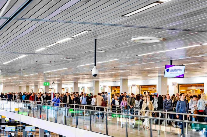 Na amsterdamském letišti Schiphol se kvůli nedostatku personálu a zvýšené poptávce po cestování tvoří v těchto dnech dlouhé fronty. Snímek z 31. května 2022.