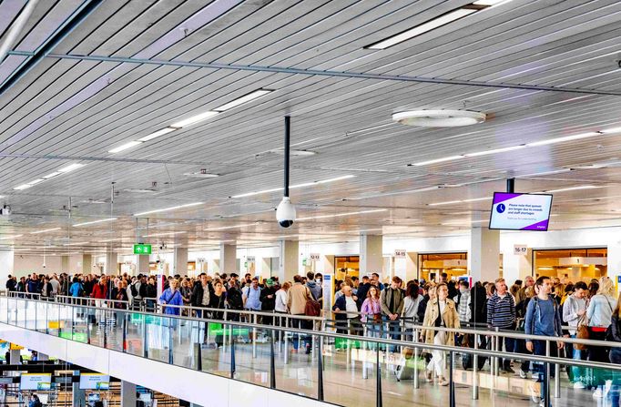 Na amsterdamském letišti Schiphol se kvůli nedostatku personálu a zvýšené poptávce po cestování tvoří v těchto dnech dlouhé fronty. Snímek z 31. května 2022.