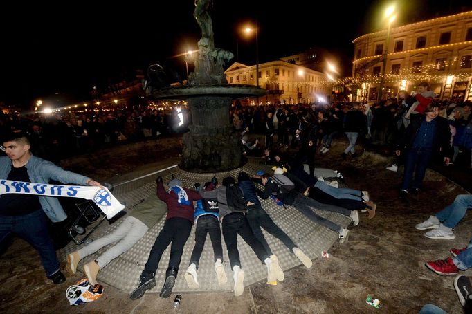 Soccer Football - Euro 2020 - Group J Qualification - Finland v Liechtenstein - Helsinki, Finland November 15, 2019. Fans celebrate victory at a covered fountain in centr