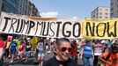 Demonstranti s nápisem "Trump musí odejít. Hned!".