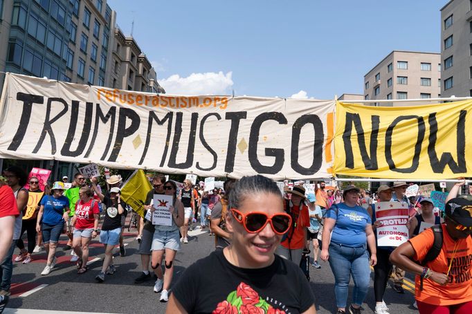 Demonstranti s nápisem "Trump musí odejít. Hned!".