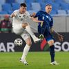 fotbal, kvalifikace Euro 2020 play off - Slovensko - Irsko James McCarthy in action with Slovakia’s Ondřej Duda
