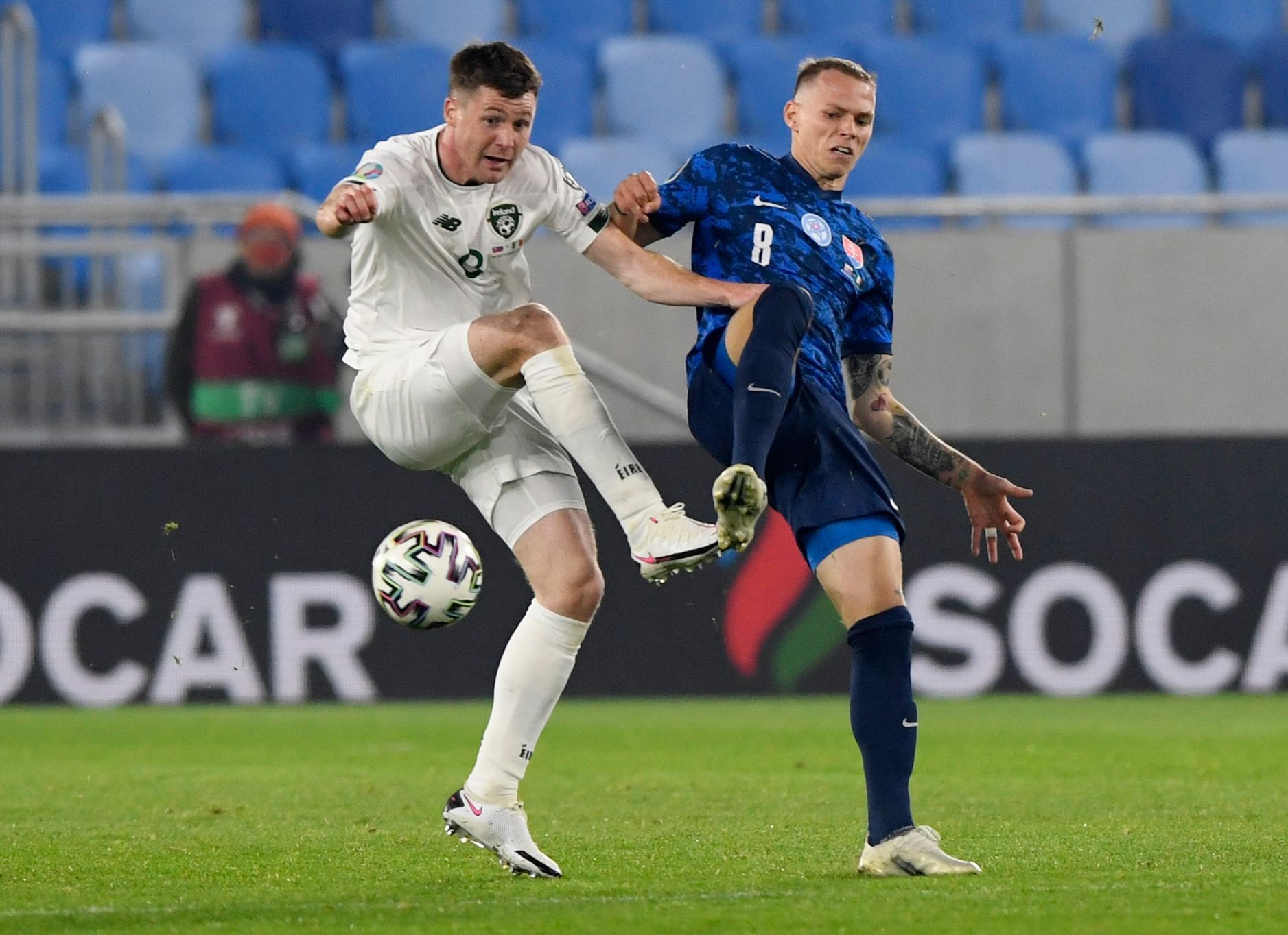 fotbal, kvalifikace Euro 2020 play off - Slovensko - Irsko James McCarthy in action with Slovakia’s Ondřej Duda