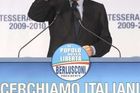 Italský premiér dostal na mítinku své strany pěstí do obličeje