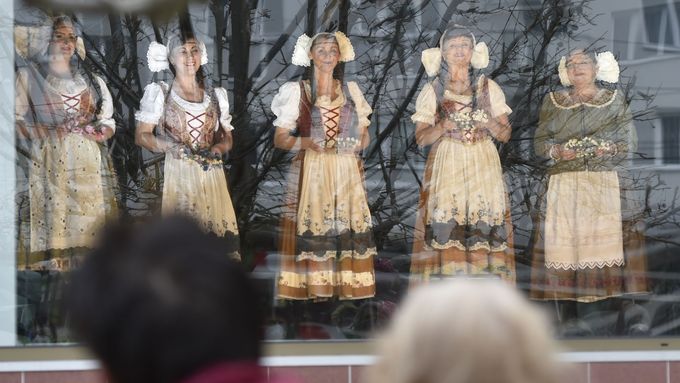 Herci ze Slezského divadla Opava ve výloze obchodního domu Slezanka.