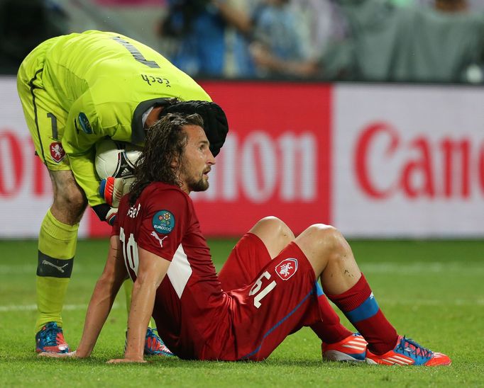 Český brankář Petr Čech dává instrukce Petru Jiráčkovi v utkání skupiny A s Polskem na Euru 2012.