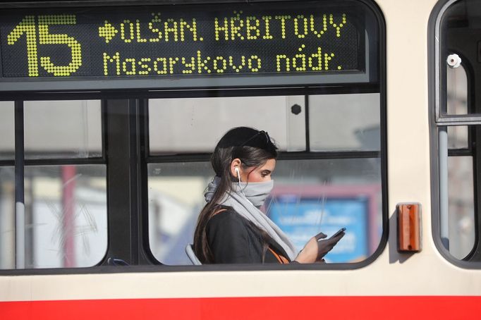 Vláda nařídila vycházení pouze se zakrytým nosem a ústy.