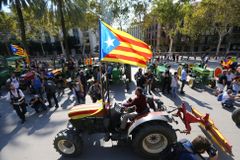 Katalánský premiér nezávislost nevyhlásil, Madridu ale pohrozil. Ten se už chystá na protiútok