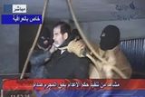 Záběry irácké televize těsně před popravou Saddáma Husajna