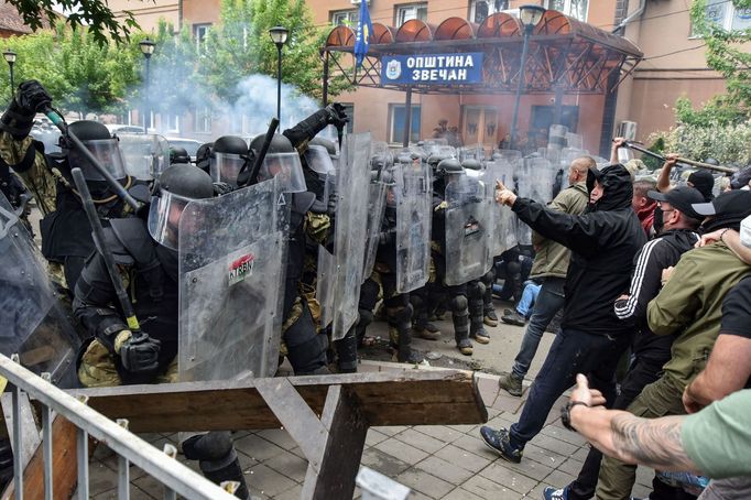 Na severu Kosova pokračovaly protesty Srbů proti novým albánským starostům