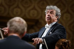 Recenze: Česká filharmonie zahájila sezonu, Šostakovičem vtlačila lidi do sedaček