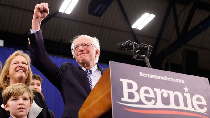 Bernie Sanders během projevu po primárkách v New Hampshire.