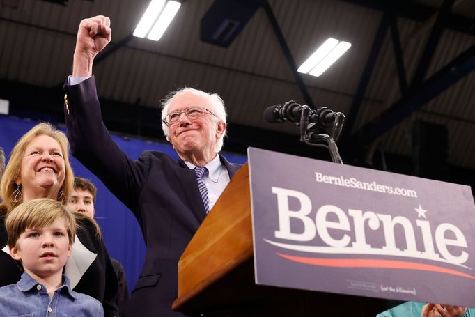 Bernie Sanders během projevu po primárkách v New Hampshire.