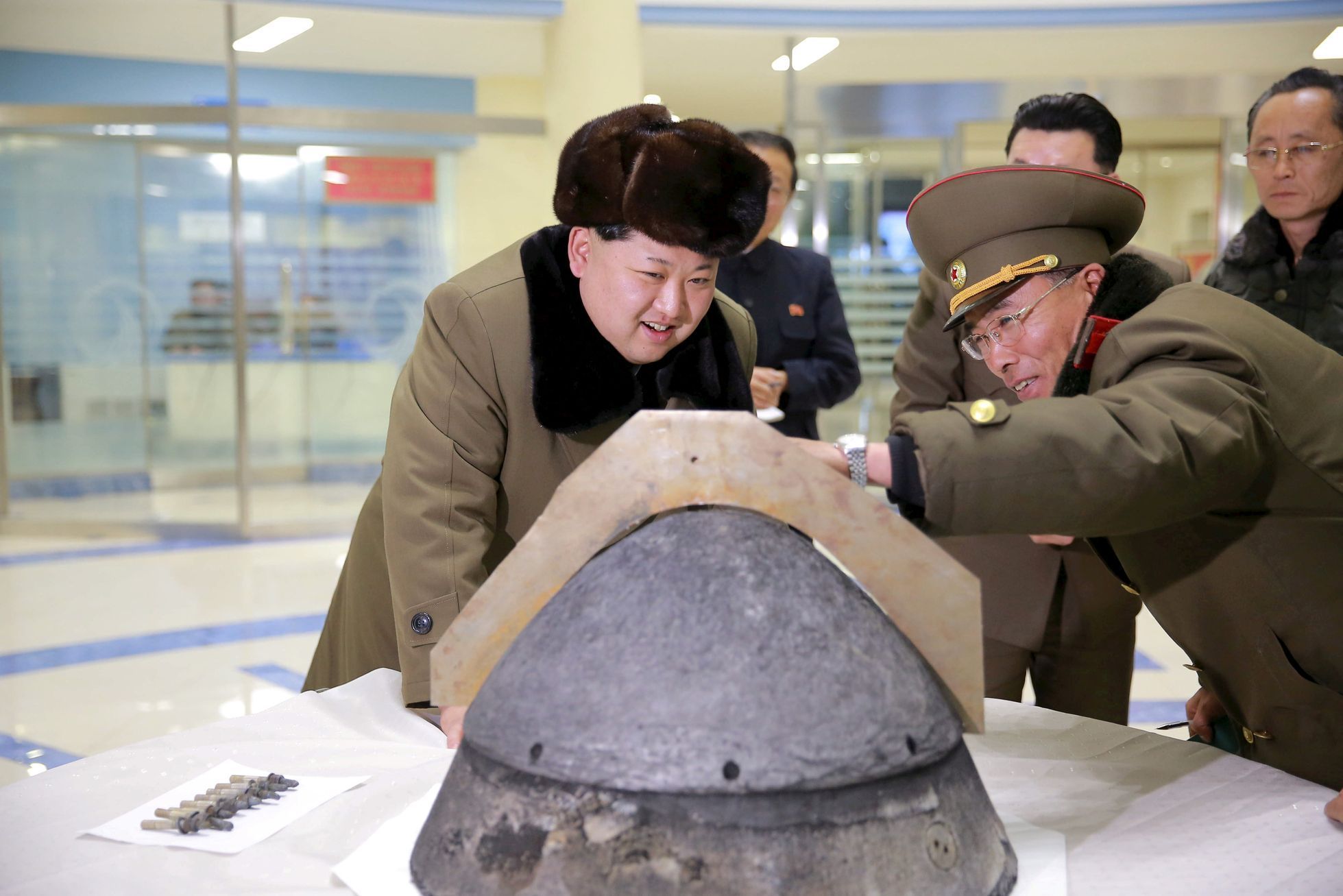 Kim Čong-un si prohlíží hlavici rakety.