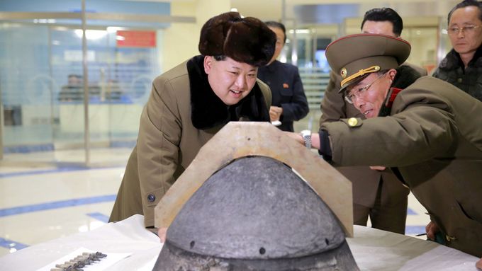Severokorejský vůdce Kim Čong-un si prohlíží jadernou hlavici.