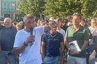 Proč mlžíte kolem StB? zeptal se mladík Babiše. Jeho voliči ho bránili, odpověď četl