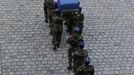 The flag-draped coffin of French lieutenant Damien Boiteux of the 4th helicopter special forces regiment is carried by pall bearers into the courtyard of the Invalides during a national ceremony of homage in Paris January 15, 2013. REUTERS/Philippe Wojazer (FRANCE - Tags: MILITARY POLITICS) Published: Led. 15, 2013, 3:59 odp.