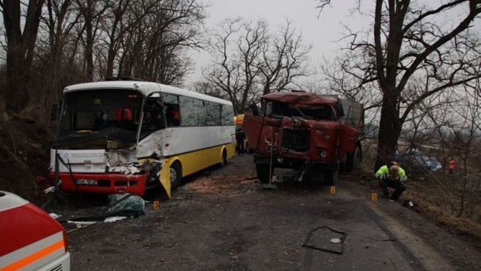 Při nehodě nedaleko Postoloprt se zranilo 16 lidí