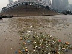 Mnoho čínských velkoměst se potýká s nedostatkem kvalitní vody. Znečištěná řeka Jang-ce-ťiang ve městě Čchung-čching.