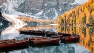 Martina Lo Castoová (Itálie) - Jezero Braies za úsvitu. Jedna z 10 finalistů v kategorii Cestování / otevřená soutěž.