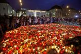 Prostranství před prezidetnským palácem ve Varšavě zaplavily květiny a svíčky. Poláci sem přicházejí uctít památku prezidenta Lecha Kaczyńského a jeho manželky Marie, stejně jako dalších desítek obětí neštěstí.